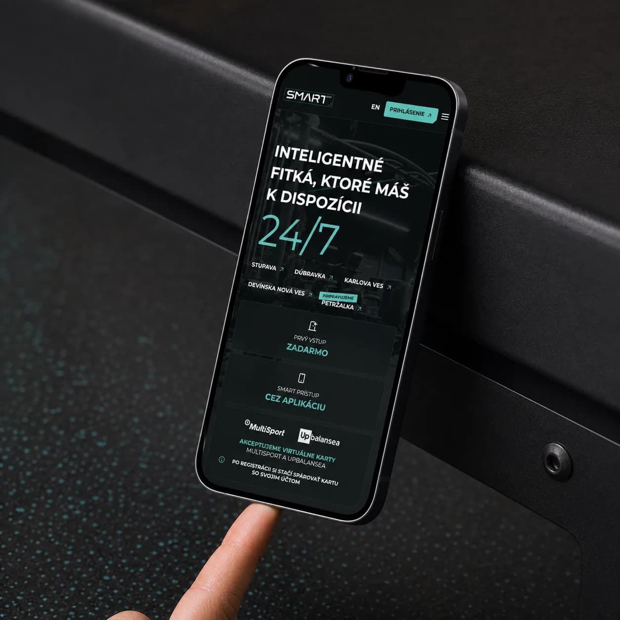 Mobilná stránka SmartGym s 24/7 prístupom na telefóne vo fitness centre