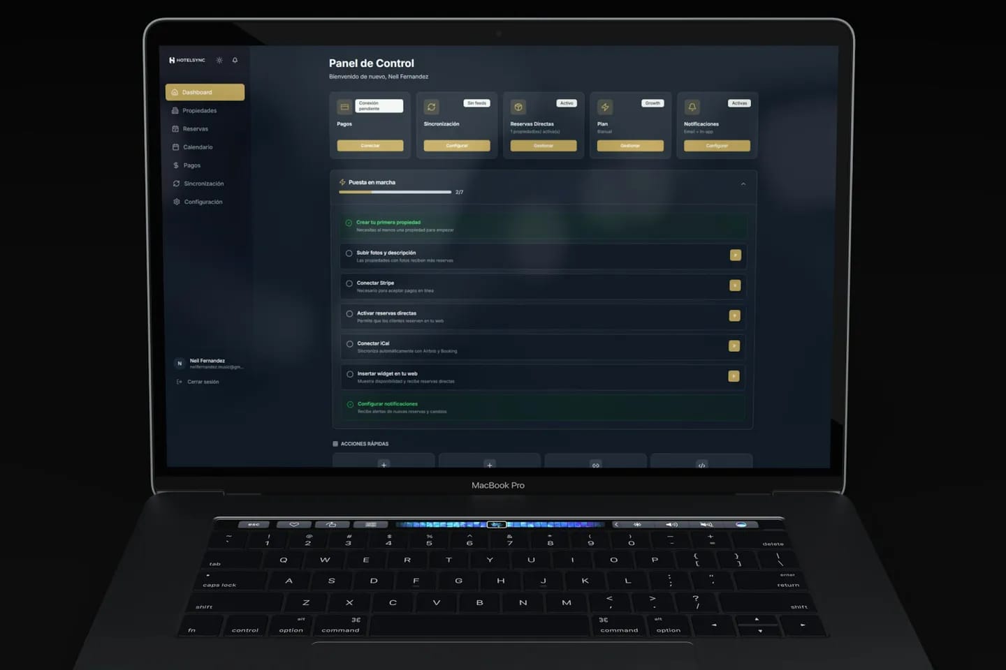 Tmavý aplikačný dashboard zobrazený na notebooku