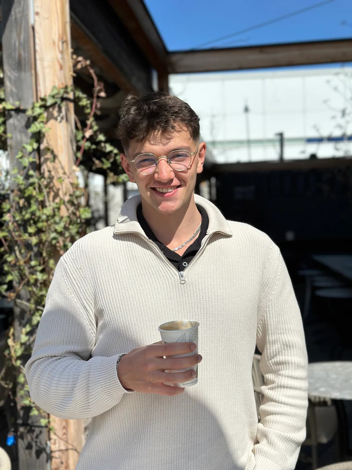 Maroš Bednár s kávou pred rozhovorom o novom projekte