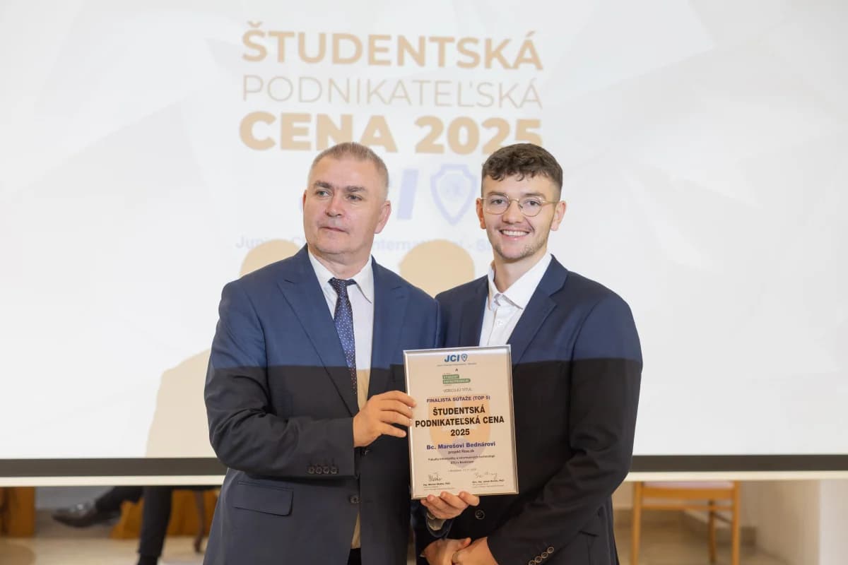 Maroš Bednár preberá ocenenie finalistu Študentskej podnikateľskej ceny 2025