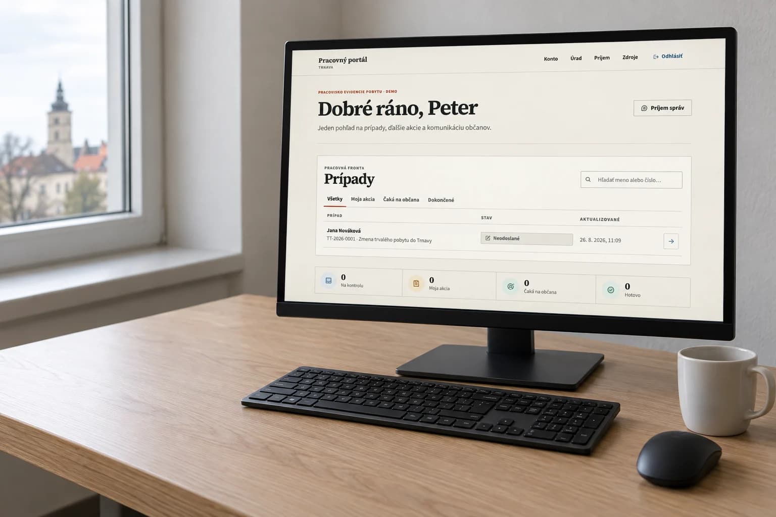 Monitor na stole úradu s pracovným portálom a demo prípadom v stave neodoslané