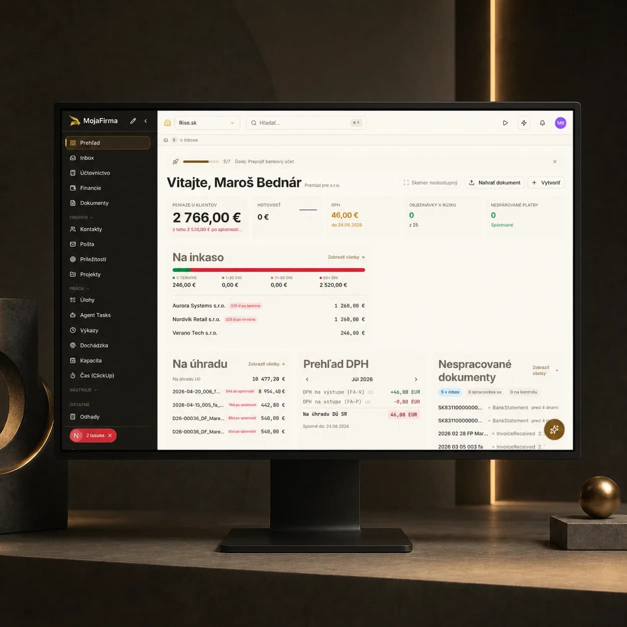 Dashboard MojaFirma na samostatnom monitore v tmavom štúdiu