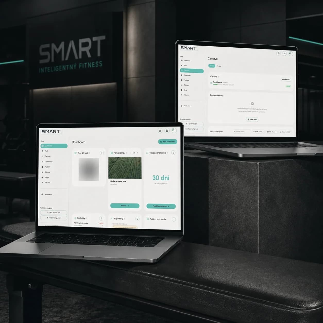 SmartGym dashboard a členstvo na dvoch notebookoch vo fitness centre