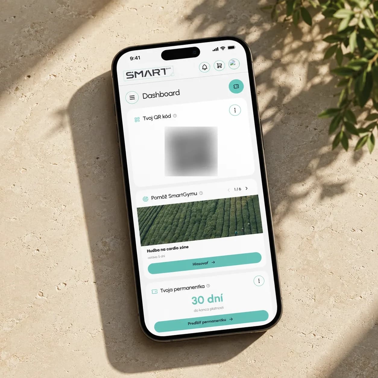 Členský dashboard SmartGym s QR kódom na telefóne