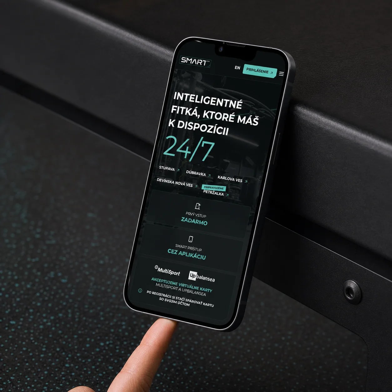 Mobilná stránka SmartGym s 24/7 prístupom na telefóne vo fitness centre