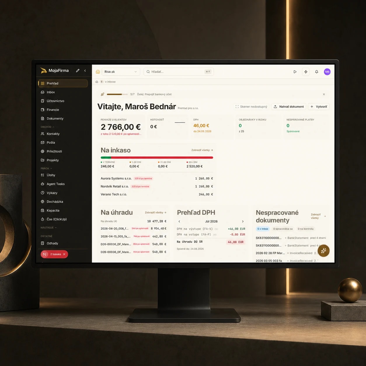 Finančný prehľad MojaFirma s AI agentmi na monitore